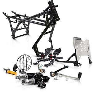 Cuadro de moto con estriberas, soportes, radiador y otras piezas complementarias.